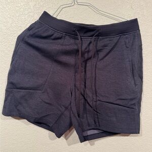 Men’s lululemon 7” shorts with built in liner